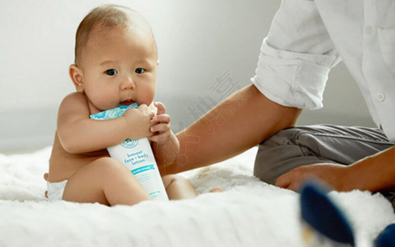生殖中心介绍新生儿游泳不仅能增强体质还能促进大脑发育